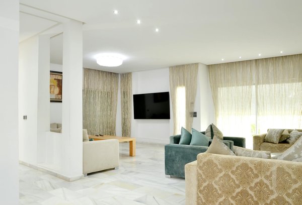 Welche sind die besten atmungsaktiven Stoffe für Businessanzüge im Sommer?